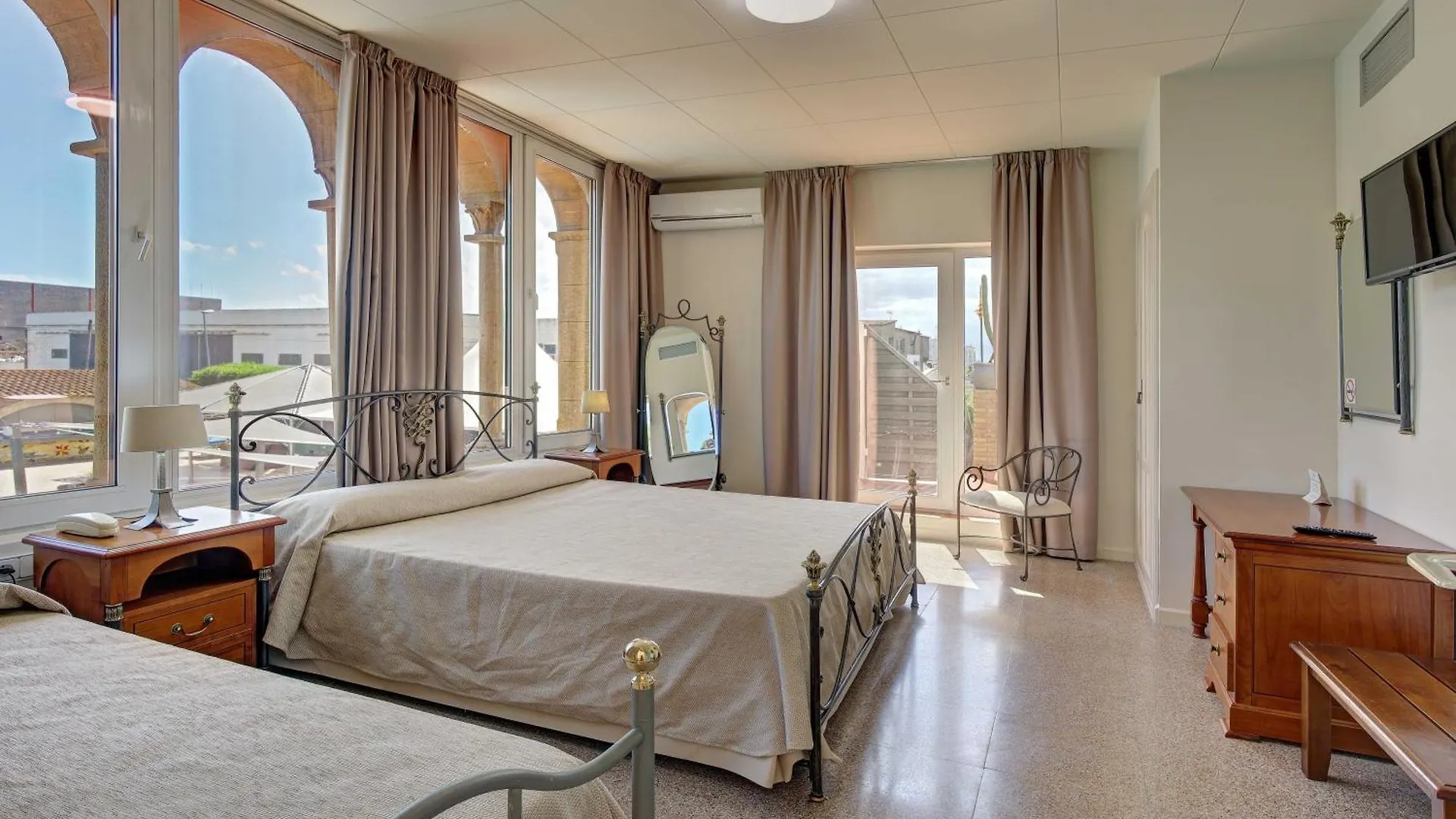 Hotel Castell Blanc 엠푸리아브라바 3*,